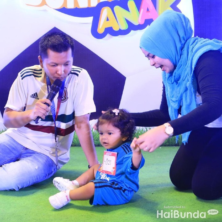 <p>Sini-sini ngobrol dulu sama Om MC yang ganteng, he-he.</p>
