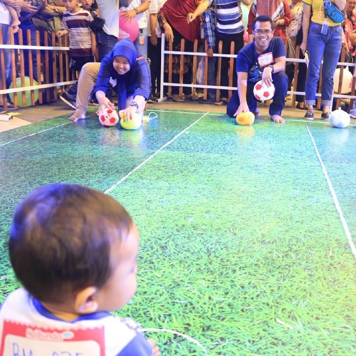 <p>Ayah dan bundanya lebih heboh daripada yang lomba he-he-he.</p>