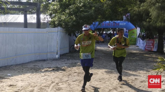 Wakil Gubernur DKI Jakarta Sandiaga Uno mengikuti lomba Tidung Aquathlon di Pulau Tidung, Kepulauan Seribu. 