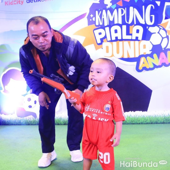 <p>Kok nge-dance bawa pistol, Nak? Hi-hi, ada-ada aja.</p>