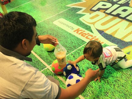 Kocaknya Lomba Bayi Merangkak, Ada yang Disemangati Thai Tea Lho