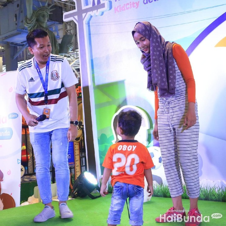 <p>"Om, aku yang jadi MC, Om yang lomba dance aja gimana?" Kayaknya begitulah percakapan si kecil dan sang MC.</p>