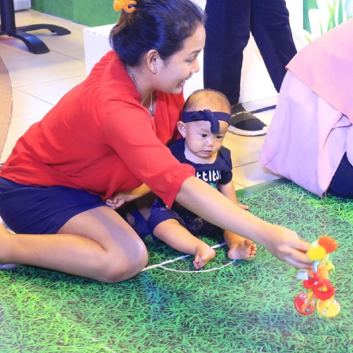 <p>Mainan jadi penyemangat si kecil merangkak.</p>