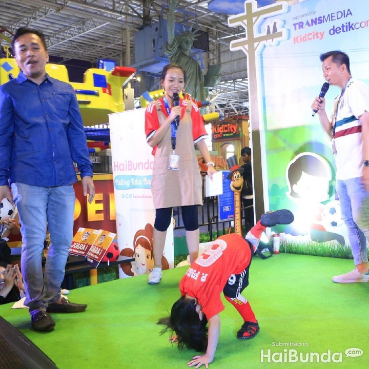 <p>Wuih, pakai salto lho...</p>