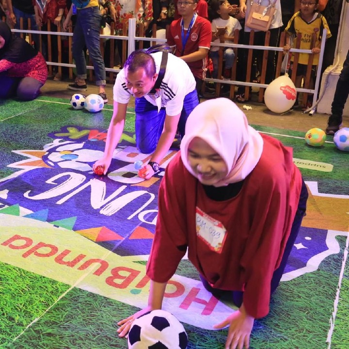 <p>Ada yang bawa bola juga nih.</p>