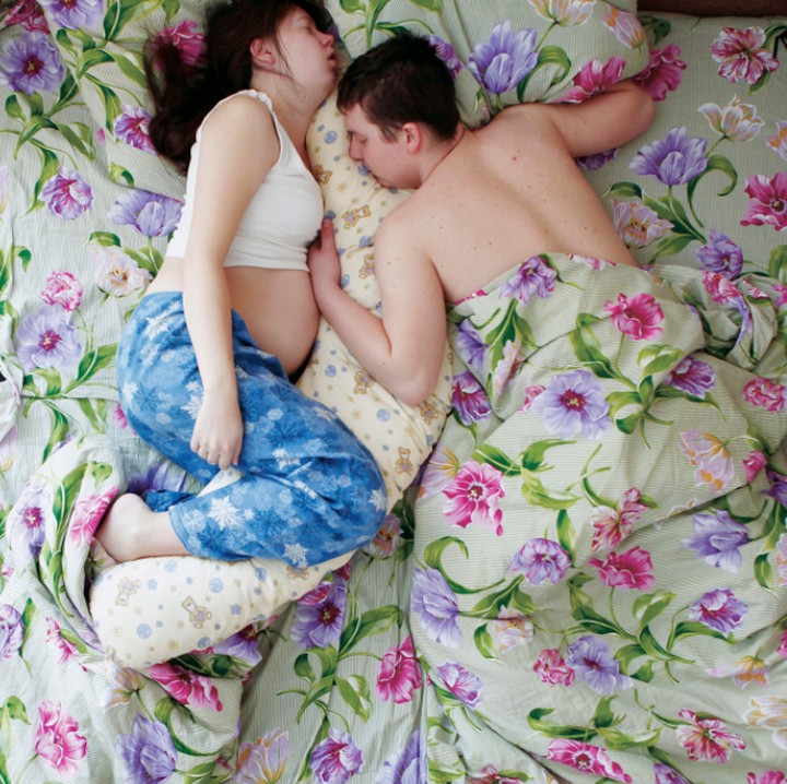 Ia mendapat berbagai pose pasangan hamil yang sedang tidur dan begitu apa adanya agar mendapat kenyamanan. (Foto: www.janaromanova.com/waiting)