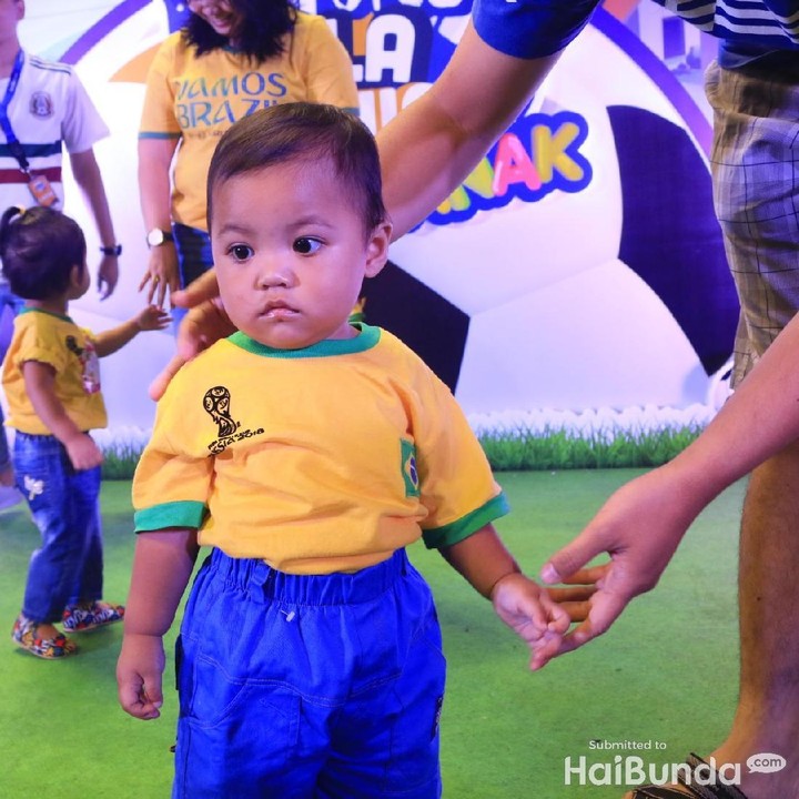 <p>Yuk, Nak, kita dance... Nak, Nak, kamu sudah bangun kan?</p>