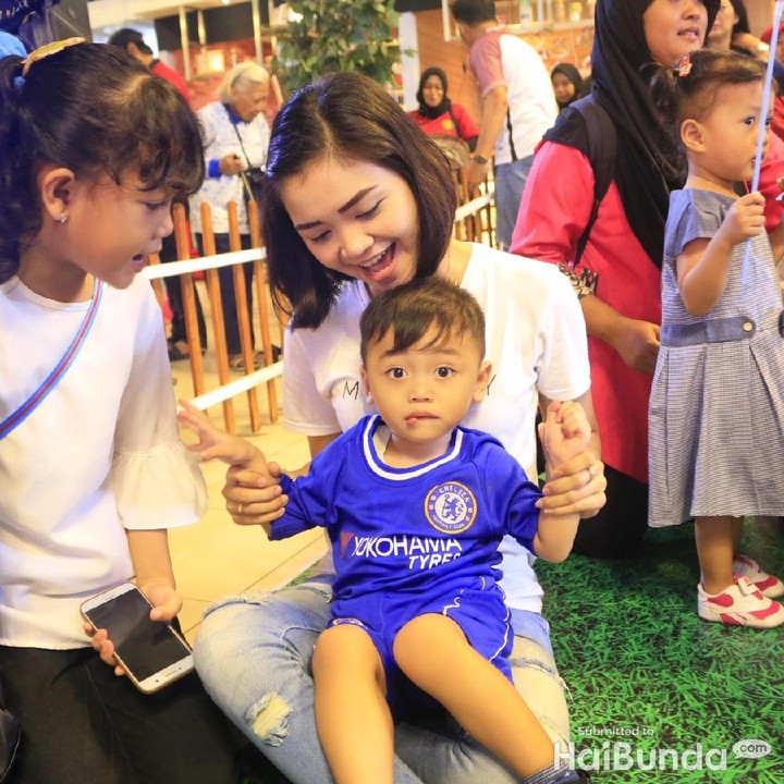 <p>Yang ingin segera nge-dance anaknya atau bundanya ya? He-he.</p>