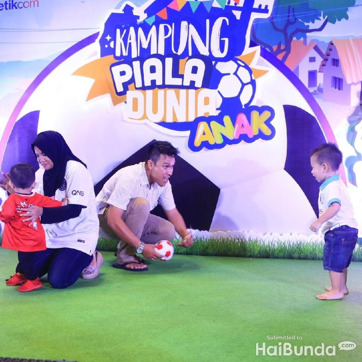 <p>Wah, ada gerakan menendang bola nih sepertinya. Asyik banget ya...</p>