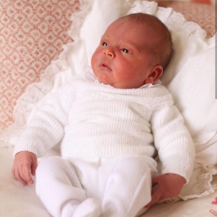 <p>Perhatikan baju yang dikenakan Pangeran Louis, Bun. Baju rajut putih dengan aksen di dada ini pun mirip sekali dengan yang dipakai Putri Charlotte saat bayi. (Foto: Instagram @kensingtonroyal)</p>