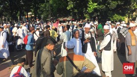 Massa Pro HTI Padati Gedung PTUN Jelang Putusan