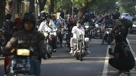 Omesh Rangsang Pengendara Motor Muda Agar Pakai Helm