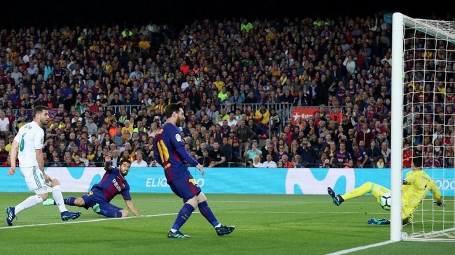 Duel El Clasico antara Barcelona menjamu Real Madrid berlangsung sengit dan berakhir imbang 1-1 pada babak pertama di Stadion Camp Nou, Minggu (6/5).
