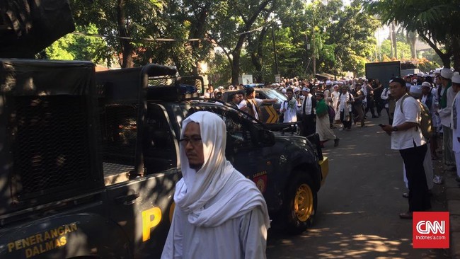 Massa HTI membubarkan diri secara tertib dengan pengawalan polisi. Sejumlah anggota HTI terlihat membersihkan lokasi di sekitar PTUN saat massa bubar.