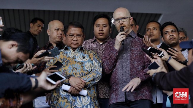 Menteri Komunikasi dan Informatika Rudiantara menyindir Facebook yang tak jelas status bisnisnya di Indonesia.