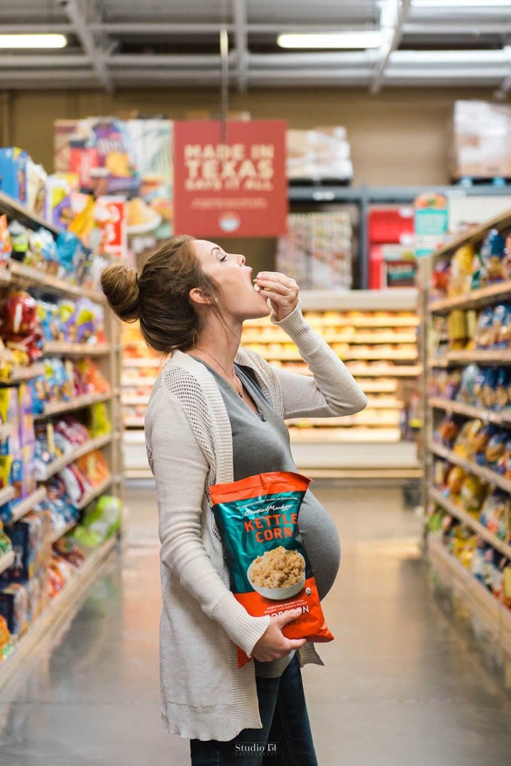 Ide Unik Maternity Photo Shoot: Makan Es Krim di Supermarket