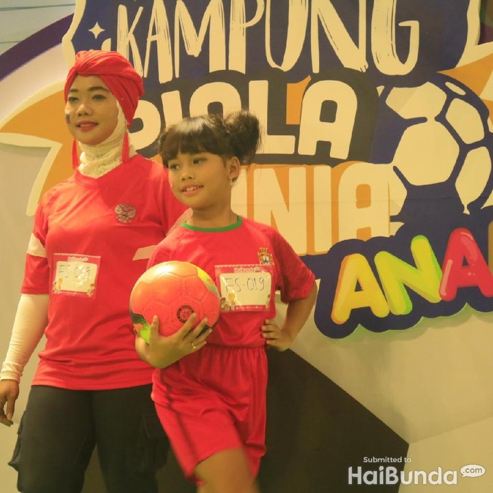 <p>Salah satu lomba yang digelar adalah fashion show. Peserta dibebaskan pakai kostum apa saja, yang penting bertema sepakbola.</p>
