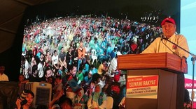 VIDEO: Mahathir Kobarkan Semangat di Tengah Hujan