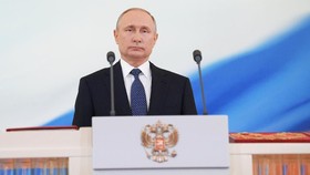 Elton John Sebut Vladimir Putin Munafik