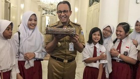Anies Ulang Tahun, Siswa SD Urunan Beli Kue Kejutan