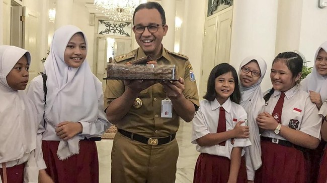 Di ulang tahunnya yang ke-49, Gubernur Anies Baswedan mengenang pengorbanan ibunya dan akan pulang cepat untuk merayakan ulang tahun bersama anak-anaknya.
