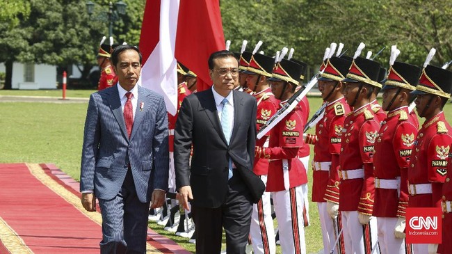 Kedatangan Perdana Menteri China Li Keqiang ke Istana Bogor disambut upacara yang disertai 19 kali bunyi dentum meriam sebagai tanda penghormatan.