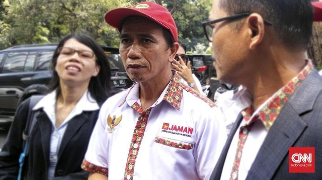 Polisi memeriksa korban dugaan persekusi di CFD, Stedi Repki Watung dan melayangkan 27 pertanyaan, salah satunya terkait soal kaus #DiaSibukKerja.