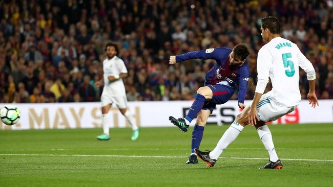 Lionel Messi meraih penghargaan Sepatu Emas setelah mencetak 34 gol di Liga Spanyol musim ini bersama Barcelona.