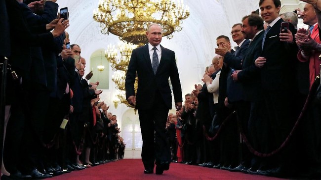 Presiden Rusia Vladimir Putin datang terlambat ke Finlandia, di mana ia akan bertemu dengan Presiden AS Donald Trump dalam KTT perdana antara kedua pemimpin.