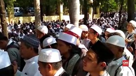 VIDEO: Massa HTI Berdoa di PTUN Jelang Putusan
