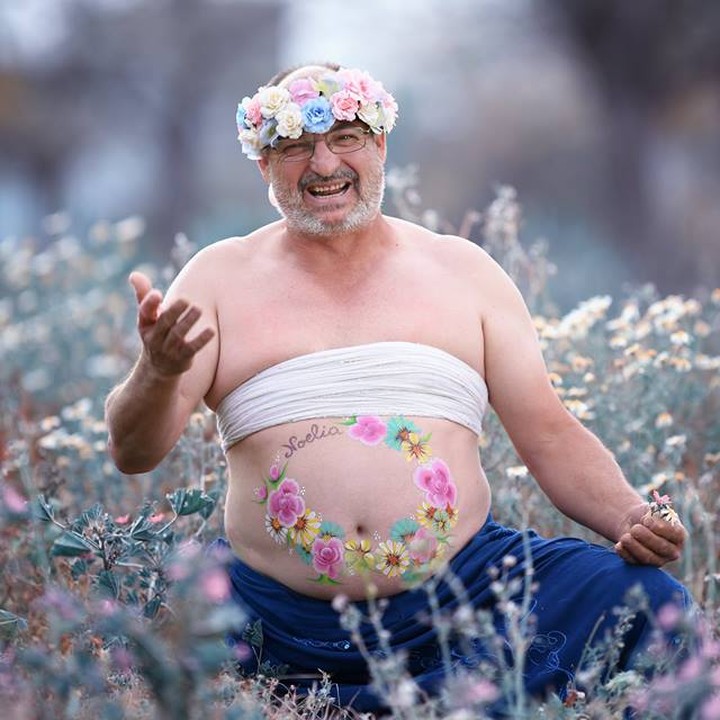 <p>Akhirnya dia 'membayar' pada sang istri dengan melakukan foto kehamilan deh. Tuh lihat ada tulisan Noelia di perut si ayah kan, Bun? Ya ampun, ada-ada aja ya. (Foto: Facebook/Martyn Wilkes Photography)</p>