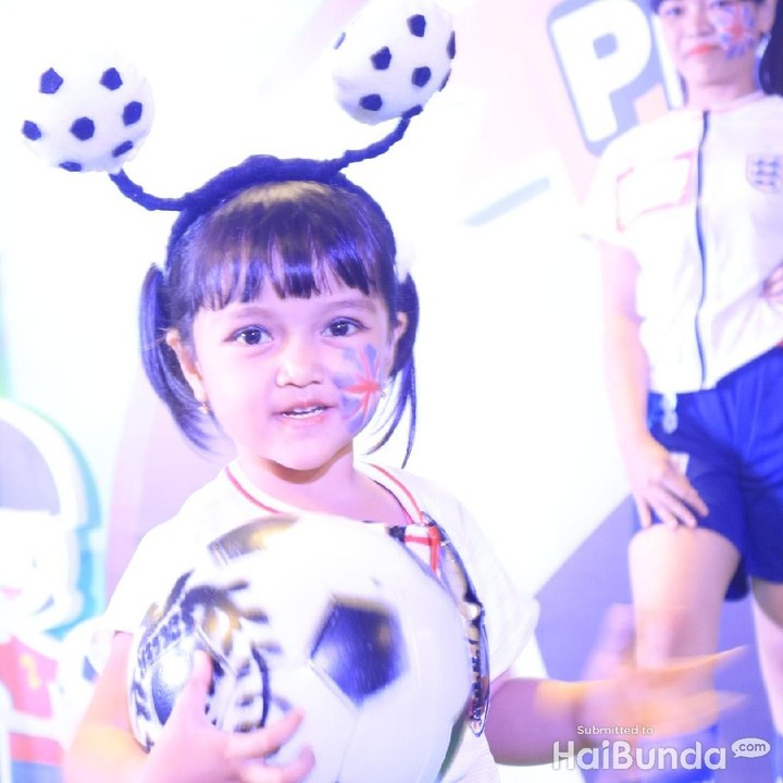 <p>Tuh lihat, si kecil bandonya unik ya, Bun.</p>