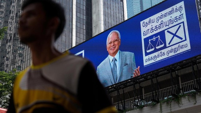 Berbagai cara dilakukan Perdana Menteri Najib Razak untuk membungkam kekuatan oposisi Malaysia.