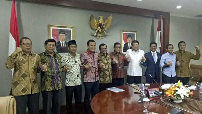 Setkab Kumpulkan Sekjen Parpol Pendukung Pemerintah Sekjen partai pendukung pemerintah ingin mengetahui perkembangan capaian kinerja Jokowi, termasuk sejumlah isu seperti TKA dan pelambatan ekonomi.