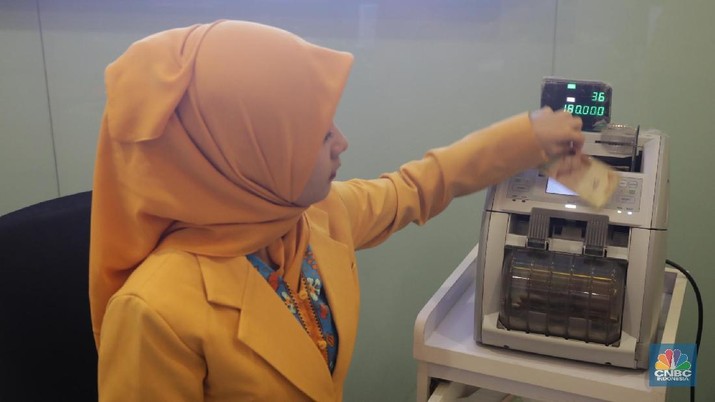 Ilustrasi Rupiah dan Dollar di teller Bank Mandiri, Jakarta, Senin (07/5). Nilai tukar rupiah terhadap dolar Amerika Serikat (AS) masih melemah. Rupiah melemah 0,32 % dibandingkan penutupan akhir pekan lalu. Harga jual dolar AS di  bank Mandiri Rp. 14.043. (CNBC Indonesia/Muhammad Sabki)