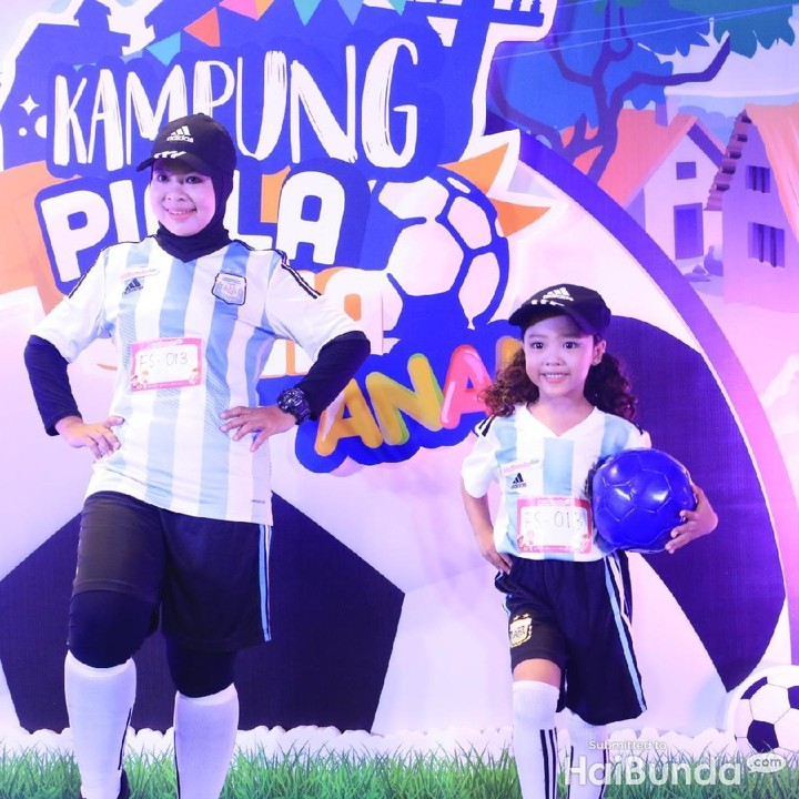 <p>Pasangan bunda dan anak ini memilih kostum tim sepakbola Argentina. Sporty tapi tetap manis. </p>