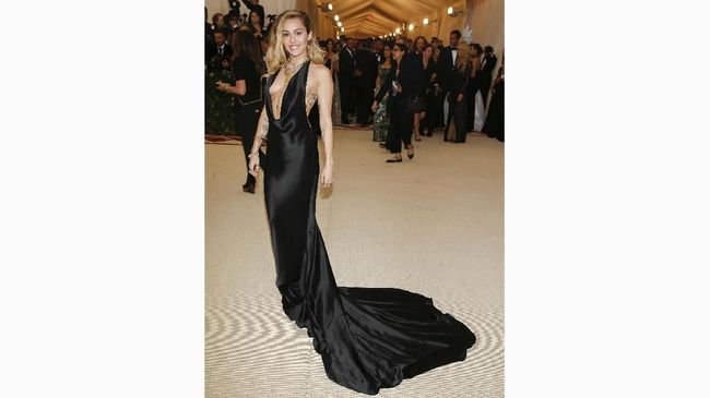 Bertahun-tahun bersama dan mengalami banyak pasang-surut hubungan, akhirnya pasangan Miley Cyrus dan Liam Hemsworth mengikat janji setia.