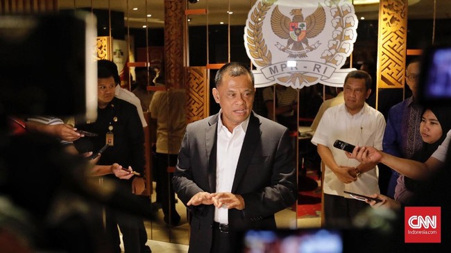 Gatot Nurmantyo meminta masyarakat menilai sendiri soal sikap politiknya di pilpres 2019 setelah menghadiri pidato kebangsaan Prabowo Subianto di Surabaya.