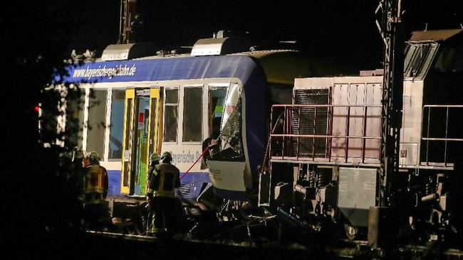Sebuah kereta barang dan kereta penumpang bertabrakan di Jerman, Senin (7/5).