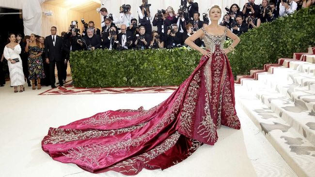 Blake Lively dan Sarah Jessica Parker membuktikan bahwa gaun panjang menyapu lantai dengan warna mencolok tetap mencuri perhatian publik di Met Gala 2018.