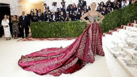 Parade Gaun Panjang Menyapu Lantai di Met Gala 2018
