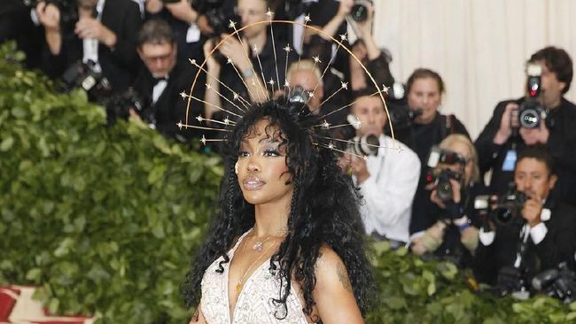 SZA merupakan penampil pemungkas di We The Fest (WTF) 2018. Di luar jogetnya, SZA tampil menarik dengan berceloteh di setiap lagu.