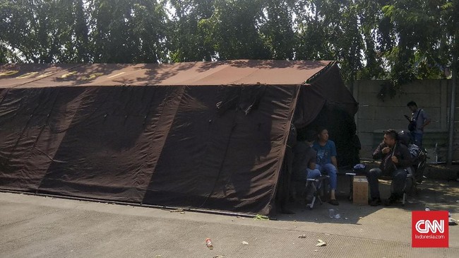 Polres Jakarta Utara dan Polres KP3 Pelabuhan Tanjung Priok menurunkan sepuluh anggota reserse untuk menjaga kawasan Makam Mbah Priok.