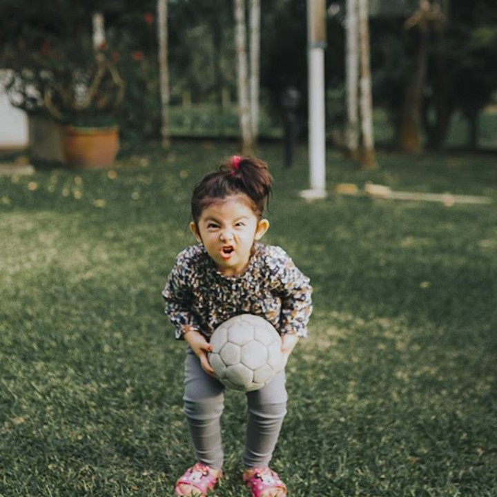 <p>Gaya apa sih kamu, Nak? Hi-hi-hi. (Foto: Instagram @aaisyahdhiarana111)</p>