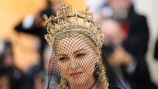 Hadir di Met Gala 2018 dengan gaun Jean Paul Gaultie, Madonna melengkapi penampilannya dengan headpiece karya desainer aksesori Indonesia, Rinaldy Yunardi.