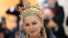 Madonna Pakai Mahkota Kreasi Rinaldy Yunardi di Met Gala 2018