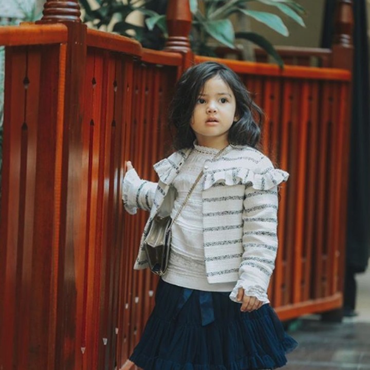 <p>Aaisyah ini adalah artis cilik di sana. (Foto: Instagram @azmwhb via @aaisyahdhiarana111)</p>