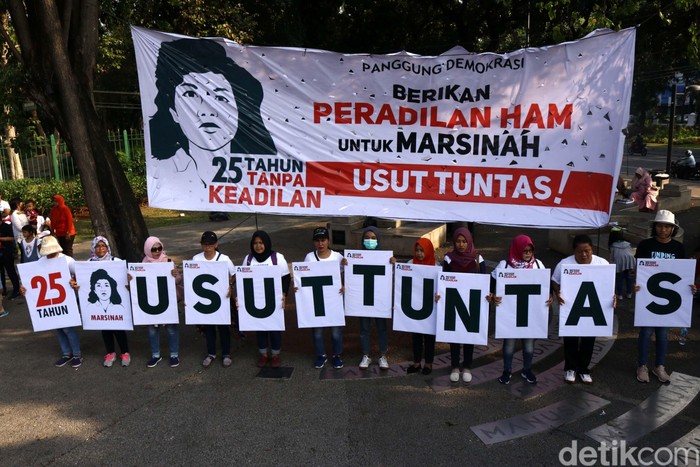 Perempuan Mahardhika bersama berbagai elemen buruh menggelar unjuk rasa mengenang '25 Tahun Kematian Marsinah' di depan Istana Merdeka, Selasa (8/5).