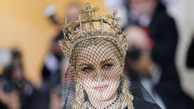 Sempat bikin heboh karena membayar pria ratusan miliar demi punya anak, Madonna kini dikabarkan hengkang dari 'istana' senilai 105 miliar rupiah.