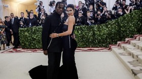 Kylie Jenner sampai Bradley Cooper Pamer Pasangan di Met Gala